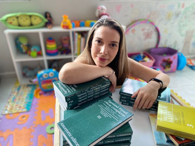 Educación sexual con sentido: Andrea Ziri-Castro imparte talleres integrales en institución educativa de prestigio